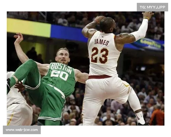 詹姆斯解析三角进攻失效:节奏与空间限制对战术执行的深远影响 詹姆斯解析三角进攻失效:节奏与空间限制对战术执行的深远影响